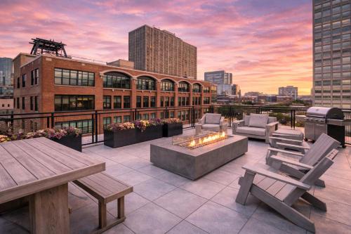 Modern 2BR South Loop Gem Near McCormick Place, Navy Pier, Adler Planetarium & Columbia College