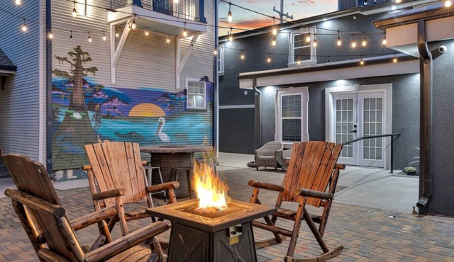 Modern 3 Bedroom w/Shared Pool in Hotel off Canal St