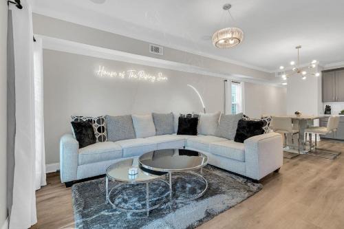 Modern 3BR home w fenced backyard