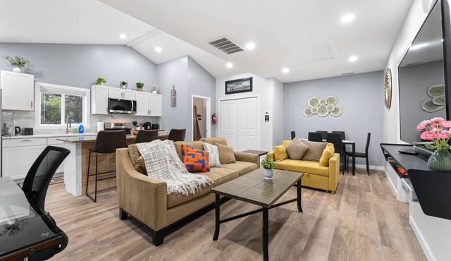 Modern Carriage Home I 2-Bedroom: Near Dulles Airport sleeps 6
