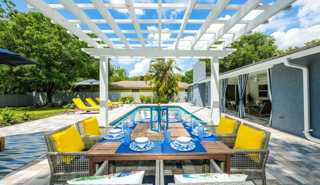 Modern Coastal Pool Retreat Private Heated Pool Minutes to Siesta Key Beach
