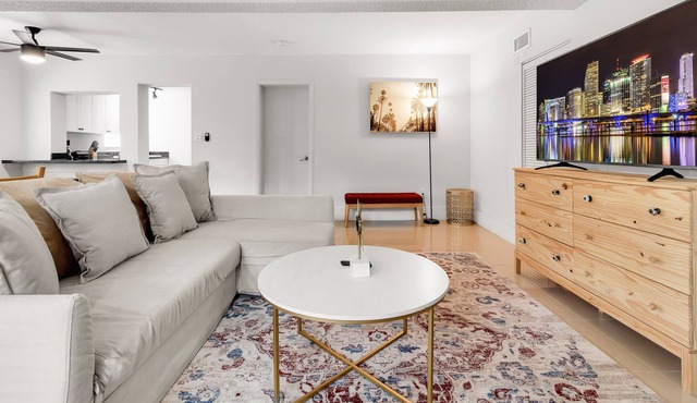 Modern & Cozy 2BD Apartment near Brickell w/ Pool