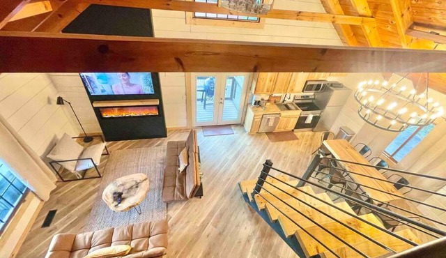 Modern lake side nest HOTUB Fenced YARD king beds