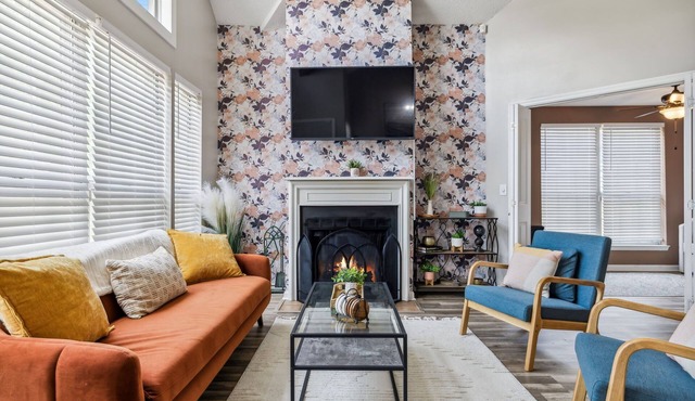 Modern Loft/Minutes from the Airport- Full remodel on bathrooms and Kitchen