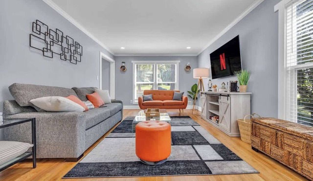 Modern Luxury w/Pool Table 3BR/5BD Sleeps 10