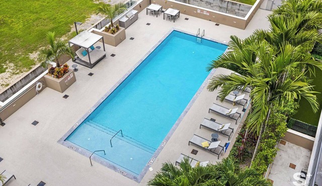Modern Miami 1BR - Pool - Gym - Parking - Balcony