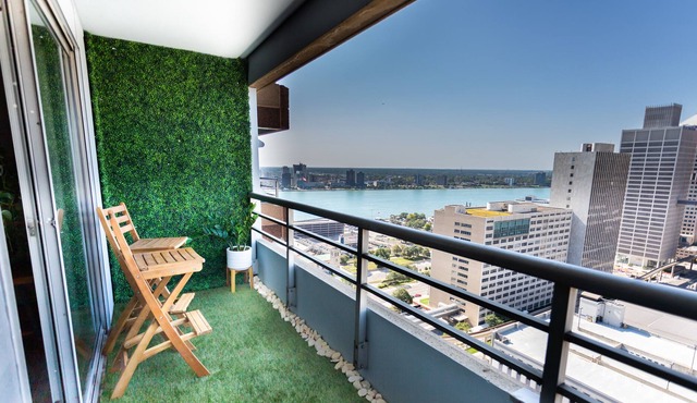 Modern Motor City Oasis: Luxurious 1-Bedroom Apartment in Downtown Detroit