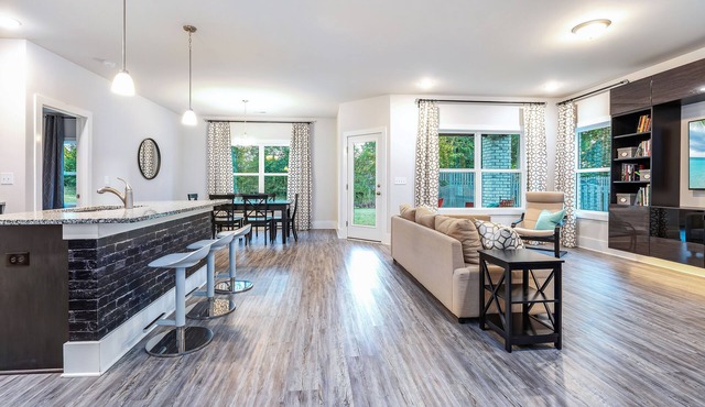 Modern new suburb home close to shopping, US Space Center, Research Park, & UAH.