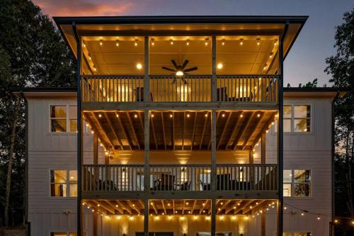 Modern Secluded Cabin with Hot Tub and Mountain Views in Fairview, Georgia