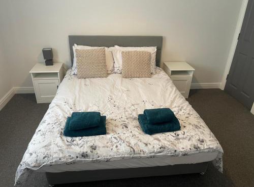 Modern spacious private detached house in Beeston