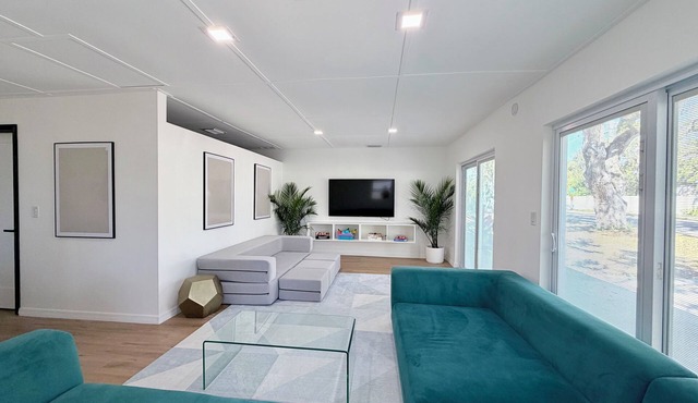 Modern Tropical Luxe Villa ~ King Beds ~ Near Lido Beach + Eateries + Downtown.