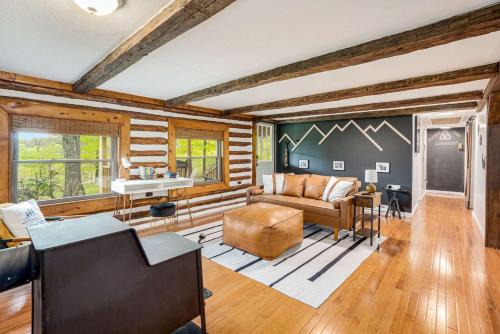 Modernized Log Cabin w Hot Tub Fire Pit & Views