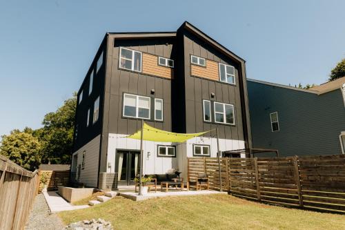 ModTrio 3BR with ensuites & Garage Mins to Uptown