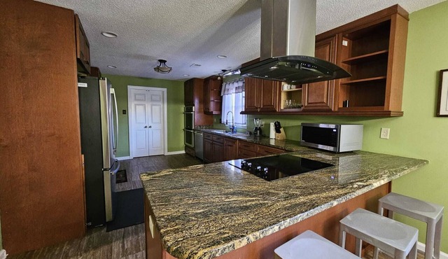 MONTHLY STAYS-6 BR with Pool Southern Luxury- 7 Sleeping Areas Over 3,000 Sq Ft