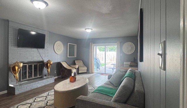 MONTHLY STAYS- Spacious 12-Bedroom Retreat in Memphis- Sleeps Many.