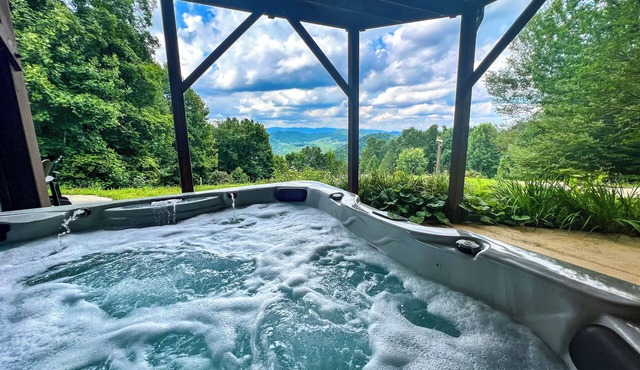Mountain Air, Endless Relaxation - 5BR/4BA w/Hot Tub, Pool Table, & Disc Golf