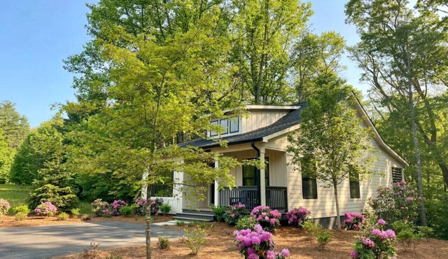 Mountain Breeze Cottage (Short walk to Waterfall!)