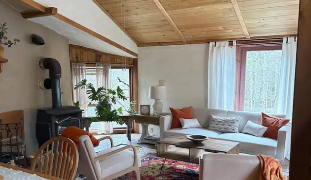 Mountain Getaway in Celo with Southwest Vibe