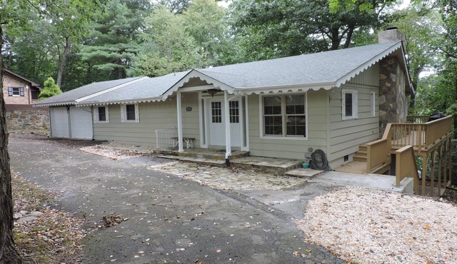 MOUNTAIN GOLF! Charming 3-bedroom house in Spruce Pine with WiFi and AC .