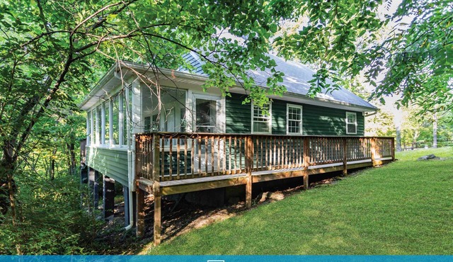 Mountain home w/hot tub & sunroom