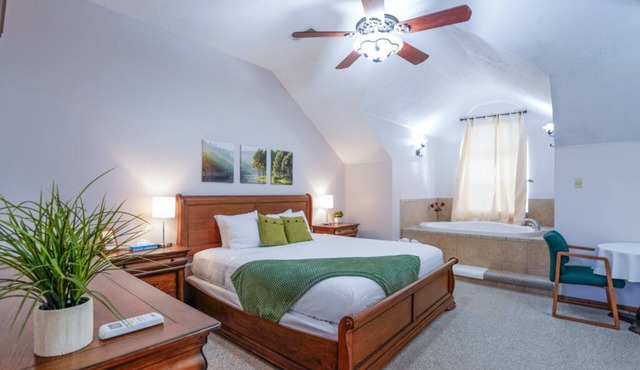 Mountain Meadows Retreat - A Romantic Escape Overlooking the Ozark Mountains