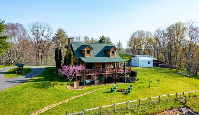 Mountain Memories - WIFI, Foosball, Dog Friendly, Gas Grill, Gas Stovetop, Firepit, Views, Sleeps 10