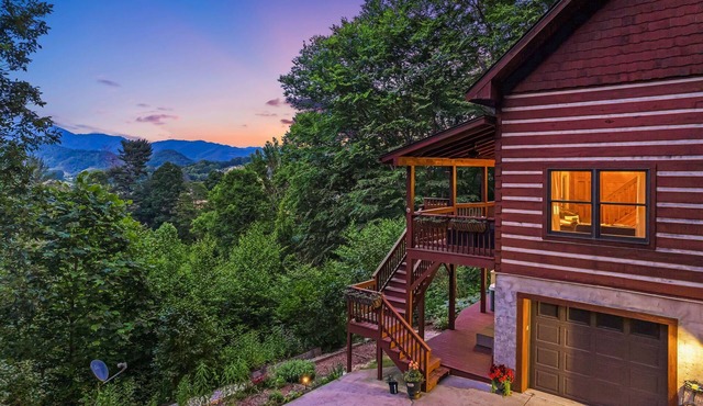 Mountain-View Cabin w/Hot Tub, Fire Pit & Games + Biltmore Pass