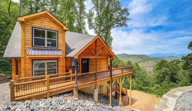 Mountain-View Fleetwood Retreat w/ Deck & Grill