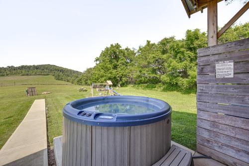 Near Dtwn Somerset: Tranquil Getaway w/Fire Pit