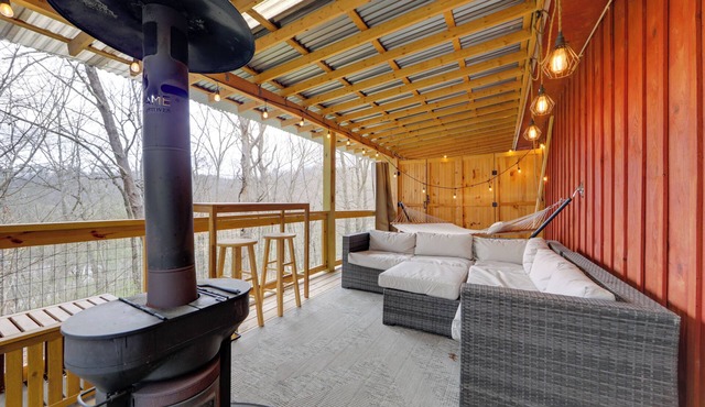 Near GSMNP Trails: Romantic Creekside Cabin