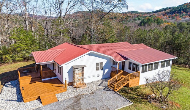 Near Helen-Spacious House on 3 Acres, Mountain Views, Screened Porch, Fire Pit