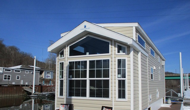 Near Pittsburgh on Beaver River Waterfront - Glamping in Cozy Floating Cottage