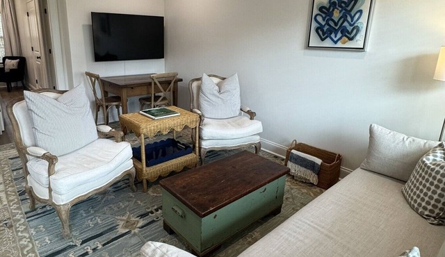 New 1-Bdr Condo, Sleeps 4! Half-a-mile to campus. Come stay with Southern Sole!