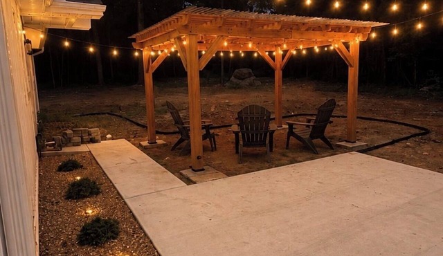New Home 2 mins from Town, Lake Ludwig, and U Of O campus sleeps 7/Cozy Fire Pit