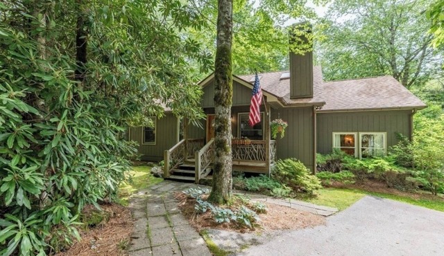 NEW HOT TUB! Cozy, convenient mountain retreat between Highlands and Cashiers!