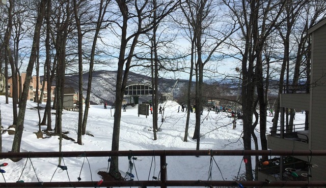 New Listing!100 FT FROM THE SLOPES! 4bd/3bth Ski In/Out Dobie Condo + Loft ❄⛄⛷🏂