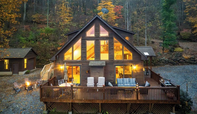 NEW - Mountain Retreat with Amazing Views + Hot Tub + Pets welcome + Firepit