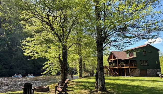 New Riverfront Retreat – Ultimate Privacy, Stunning Views, & Dog-friendly!