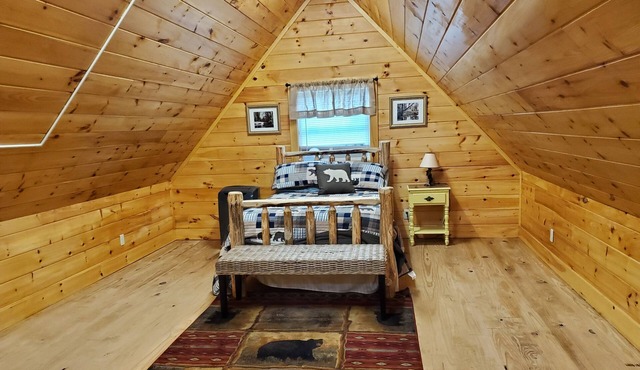 New secluded cabin. Quiet, Private drive.