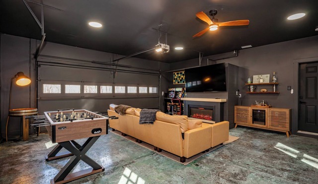 New! Spacious Lake Area Home w/Hot Tub