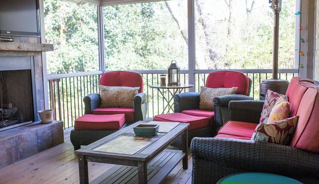New! Walk to Square ~ Hideaway in the Middle of Town ~ Summer Savings ~Sleeps 4