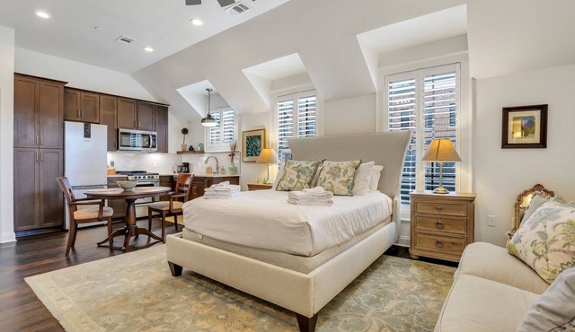 Newly Built High-end Carriage House Steps to Riverfront by Lucky Savannah