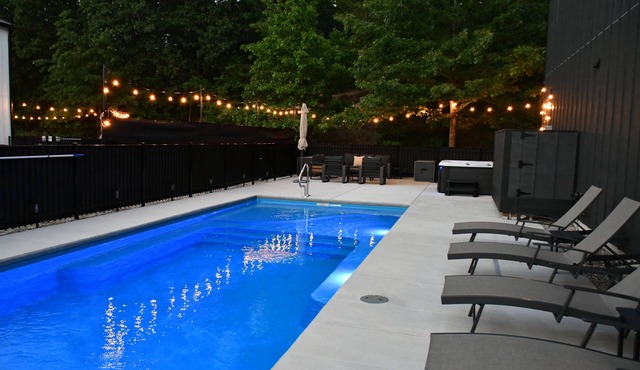 Newly built luxury retreat with Heated Pool,Hot Tub, Near Beaches & Wineries