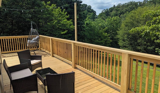 Newly Furnished-Game Room-Deck-Patio-Fire Pit-Outdoor Dining-Two Minutes to WCU