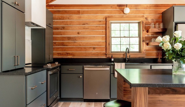 Newly Remodeled True Log Cabin | Fire Pit | Bike In-Bike Out