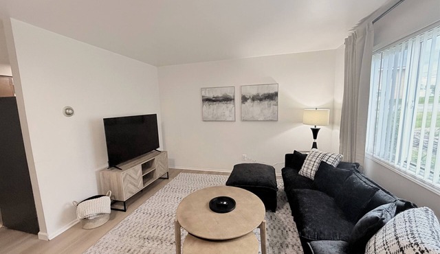 Newly Remodeled Unit 8 + Modern + 1 Bed/1 Bath Near Airport
