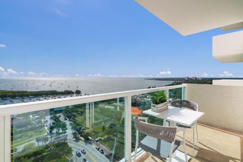 Ocean View Balcony steps from Restaurants, Peacock Park & Marina