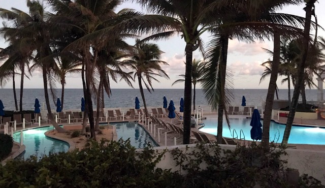 Oceanfront at The Pelican Grand~~2 Queen beds, 2 Flatscreens,1 awesome view!