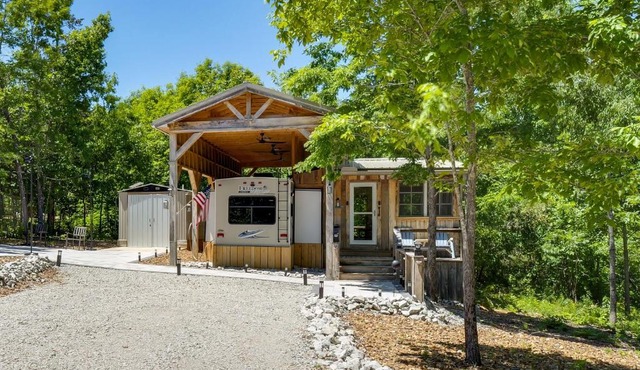 Off-Grid Glamping! Unique, Wooded Tennessee Cabin