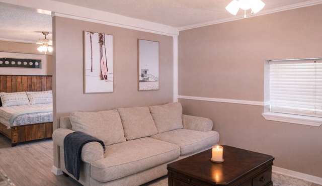 OG Bungalow C in peaceful Hattiesburg - Queen bed, full living space & kitchen